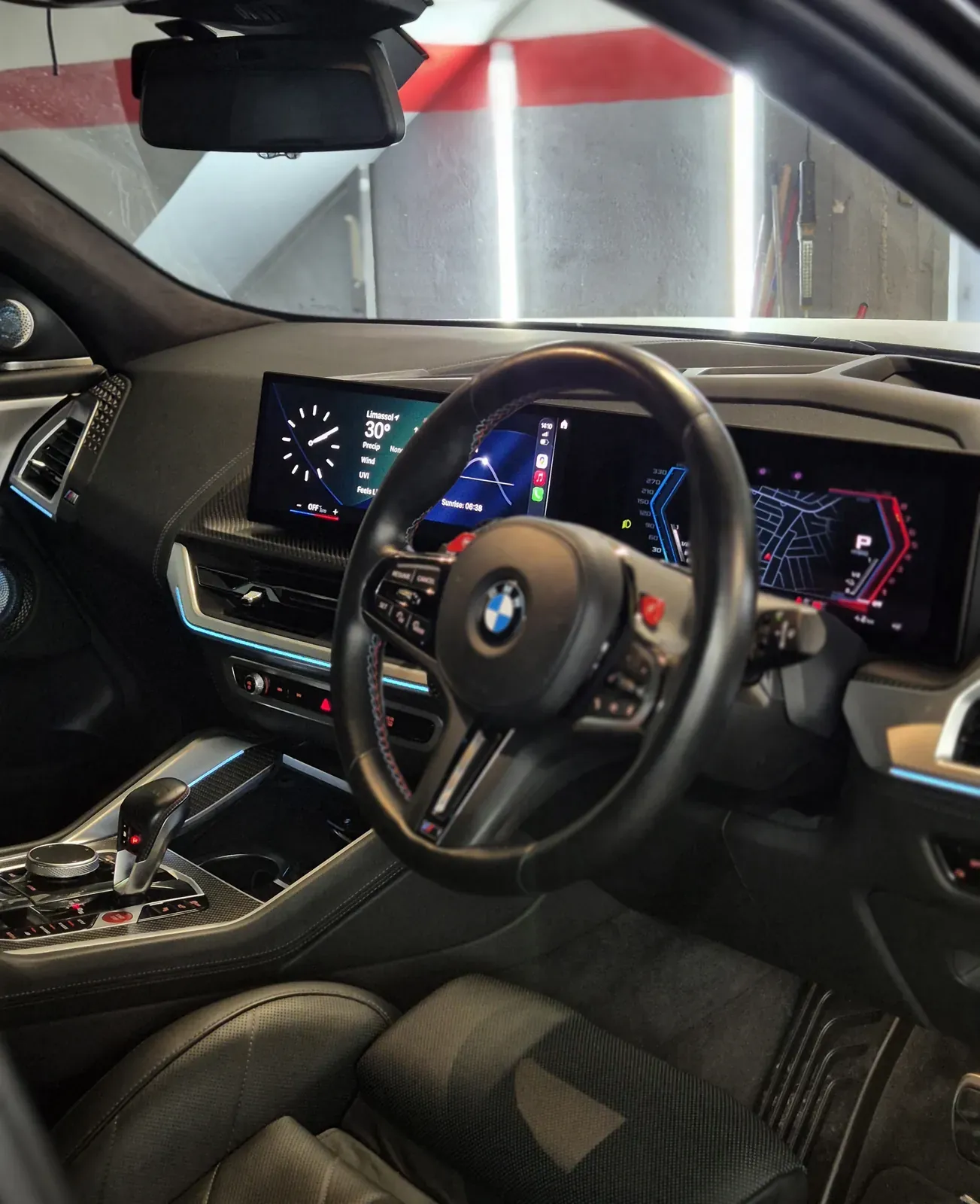 Мультимедиа и интерьер BMW